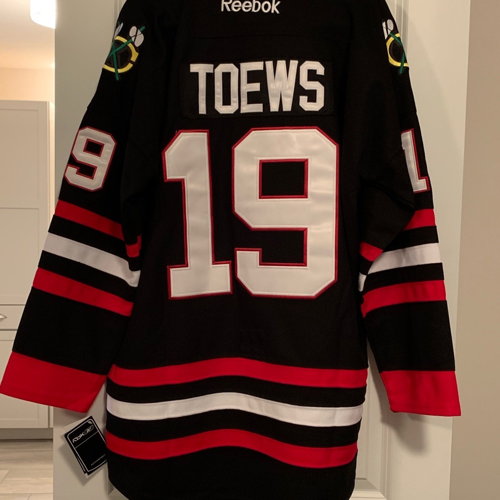 NWT Chicago Blackhawks Toews stitched sweater